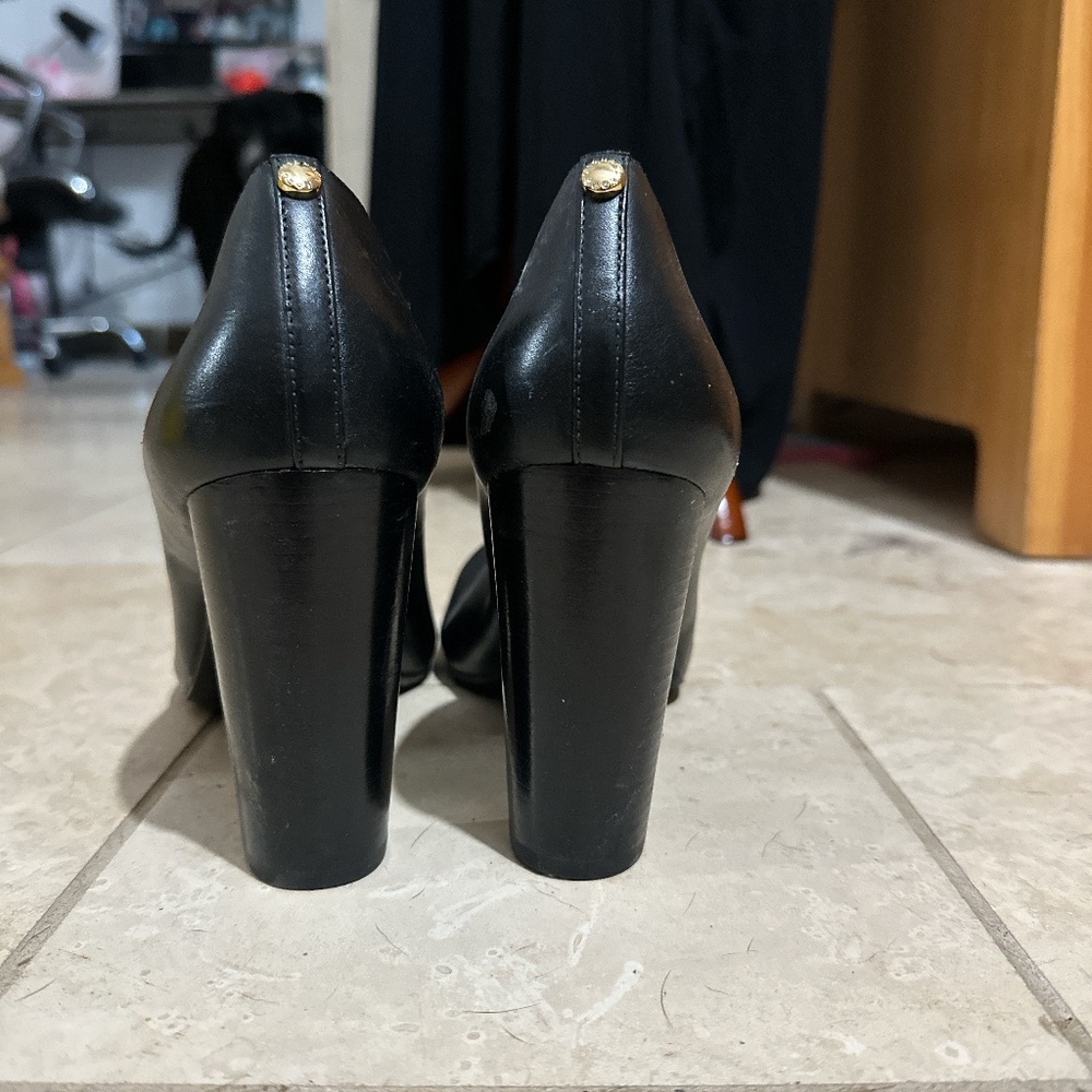 Black Pumps - image 2
